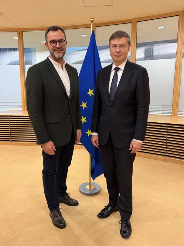 Matija Žulj s povjerenikom Valdisom Dombrovskisom na EU Implementacijskom dijalogu o poljoprivrednoj statistici u Bruxellesu